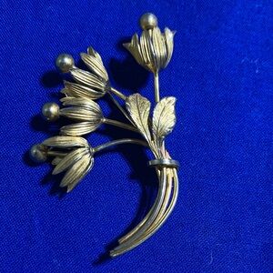 Giovanni vintage Goldtoned Floral Brooch